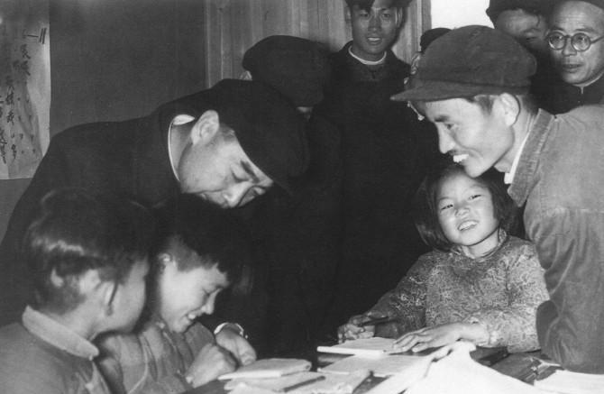 1958年1月6日，周恩来总理在视察安徽期间专程来到肥西县肥光小学，教二年级学生