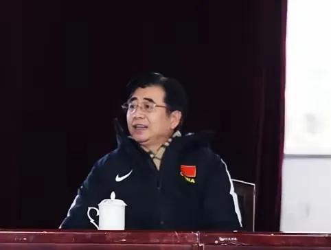 就一个小小的细节说一下，足协主席为什么能穿免费的国家队赞助商的衣服？你看看世界上