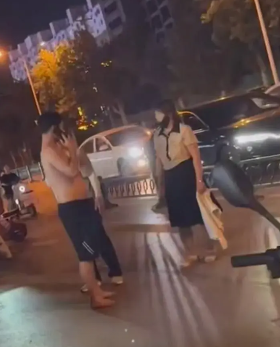 曹县万基母亲出轨被儿子当场抓获！
  曹县万基上演家庭大戏！儿子意外撞破母亲出轨