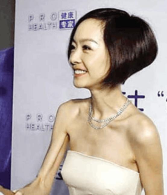 说起鲁豫，很多人第一印象就是“瘦”，瘦得让人心疼。她的腕围只有13厘米，细到能和