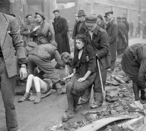 1945年4月，苏军攻占柏林，女人们成了这场胜利的战利品，苏军士兵眼里充满了欲望