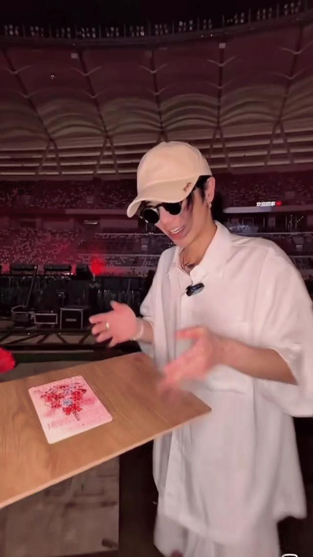 七夕别人收一朵玫瑰，火星人却被华晨宇宠上天！苏州演唱会上他准备8万朵玫瑰，将现场