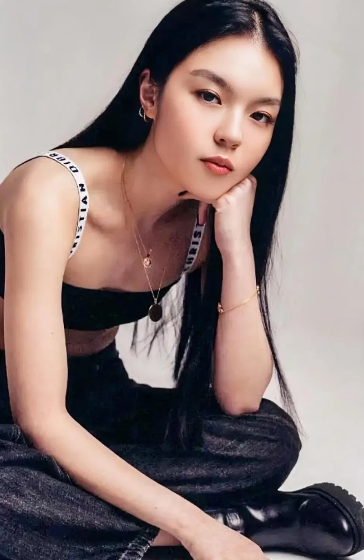 李咏女儿   —法图麦

突然杀了个回马枪
 
此前她鲜少在公众视野活跃

此次