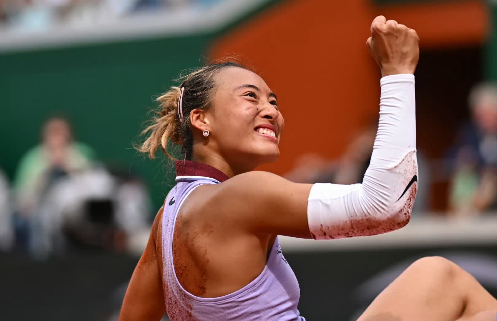 🎾郑钦文Ana 赛后发文：人都应该有梦
有梦就别怕痛
是一颗宝石💎就该闪