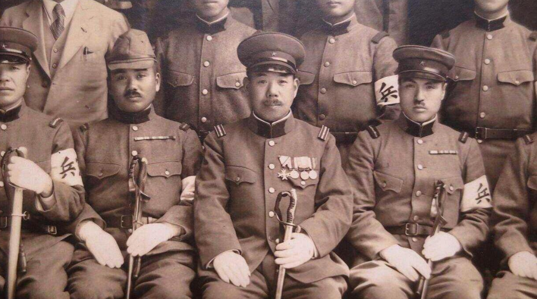 1947 年，日本战犯中野久勇于狱中大声叫嚷，引狱警注意。面对询问，竟谎称腹痛，