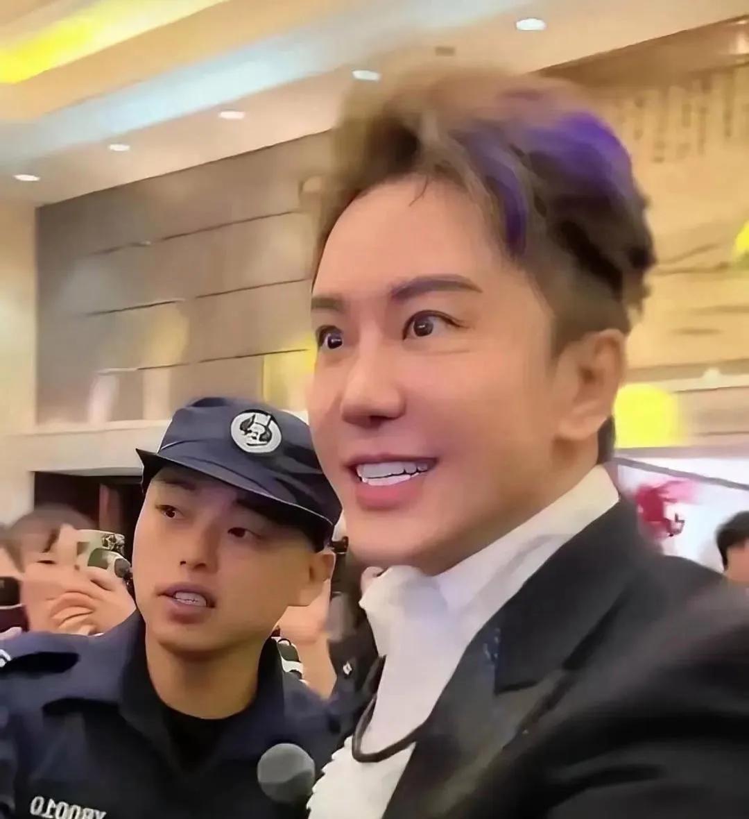 天啦噜！毛宁这是逆生长成小鲜肉了吧？
整容后的他皮肤紧致得能掐出水，眼睛亮得像星