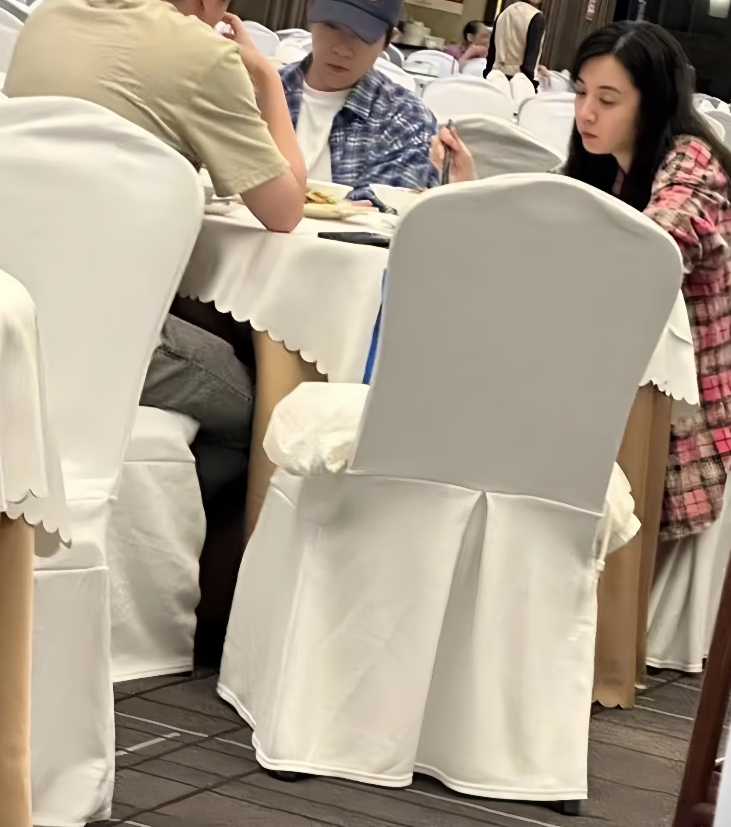 俞灏明去西安探班王晓晨，两人一起吃饭的画面，王晓晨满脸疲惫，感觉很累的样子！
