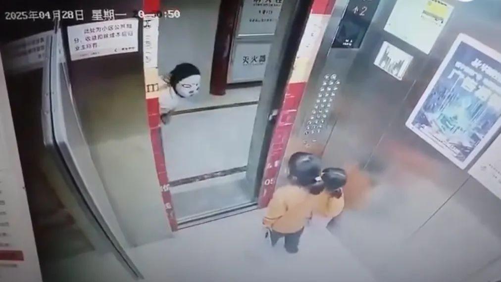 热搜上细思恐极的“电梯面具女”事件，让我看到人性最可怕的一面
