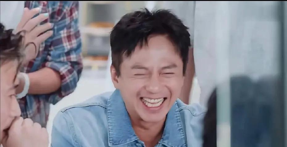 主持人问陈赫：“要是找个人借钱，你会找谁借呀？”陈赫扫了眼周围人，指着邓超就说：