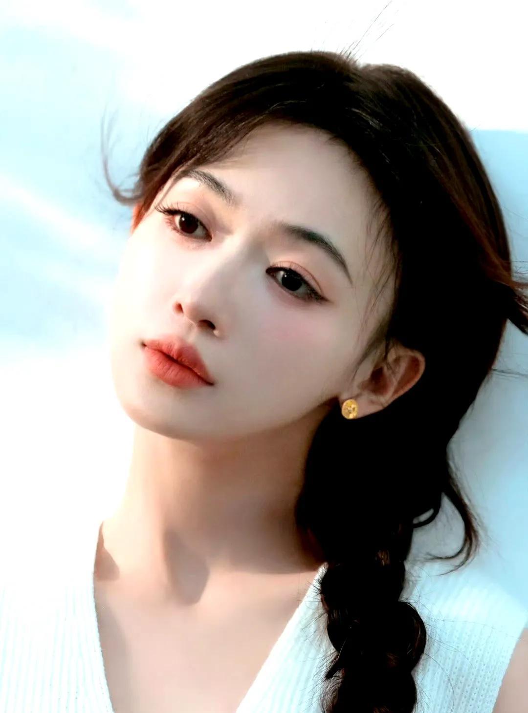 #曝吴谨言曾被女明星换角#
有消息称，吴谨言曾遭遇换角风波：她被一部大电影定角后
