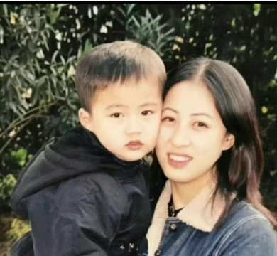 周雨彤和张凌赫妈妈也太像了吧，都是气质大美女，这照片放在一块根本分不清，你能分的