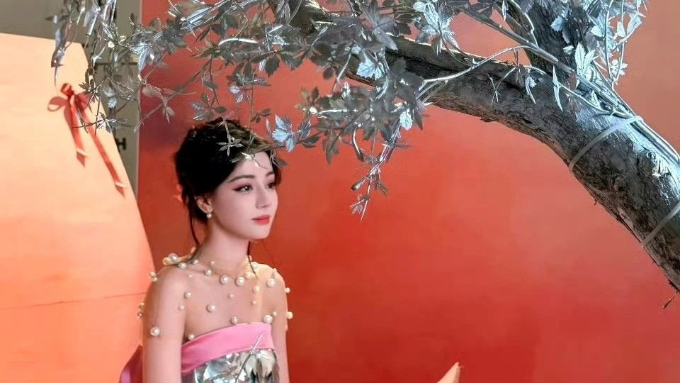 迪丽热巴穿银灰色叶片礼服富有艺术感