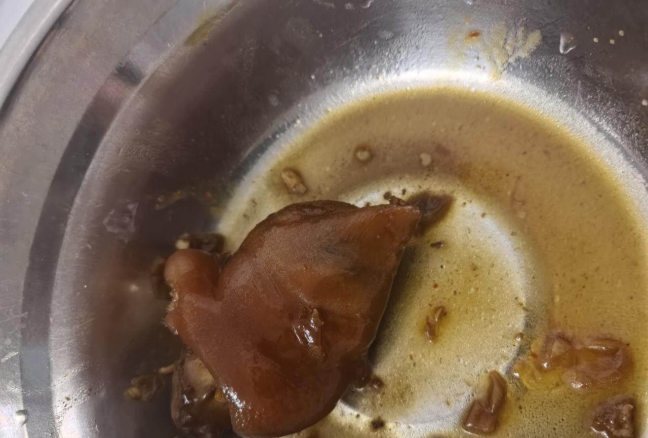 老公说猪蹄不能给儿子吃，吃了猪蹄找不到老婆，他也不吃，每次都是我吃[捂脸]简直就