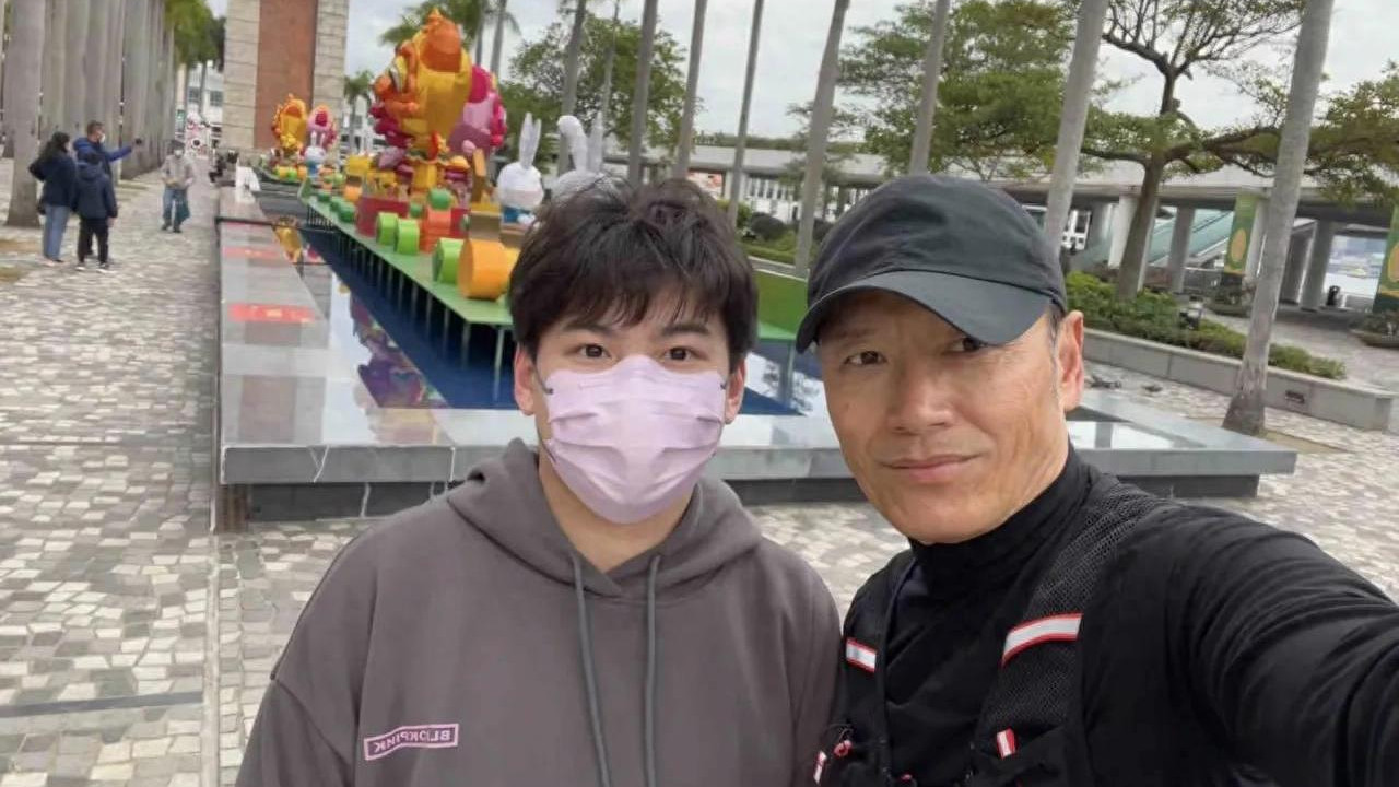 67岁苗侨伟街头现身，排队购猪扒包，时尚打扮，愉快与老人交谈