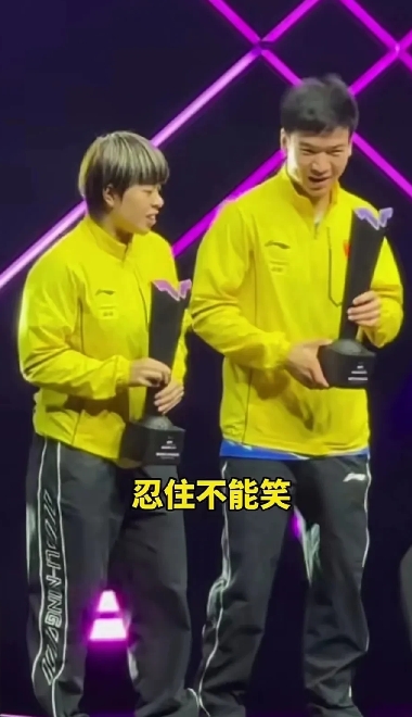 向鹏第一次拿冠军，有点不知所措，站在领奖台上不知道该怎么办的时候，迪哥来救场了，