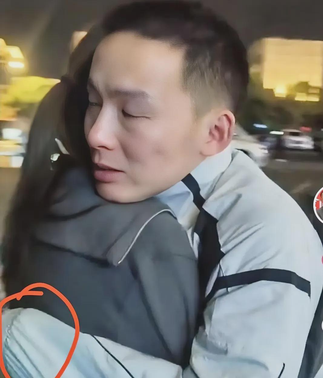谢浩男与大妹惜别相拥，
他双手藏在衣袖中，
这举动令人心酸不已，谢浩男其实也