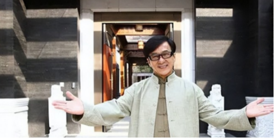 1990年，成龙来北京拍戏，被房产中介一通忽悠，入手了八套四合院，每套50万，成