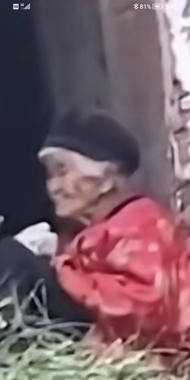 泪酸，93岁的奶奶提前穿上寿衣，天天吃完饭就坐在门口，邻居问她，你天天穿着寿衣不