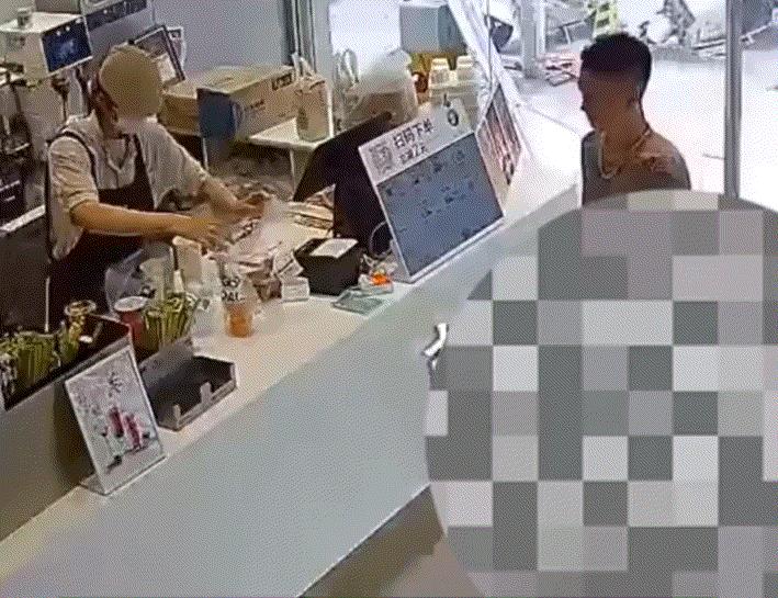 广东，一裸体男子持刀闯进一家奶茶店，现场情况危机四伏，所幸奶茶店的一名店员小伙沉