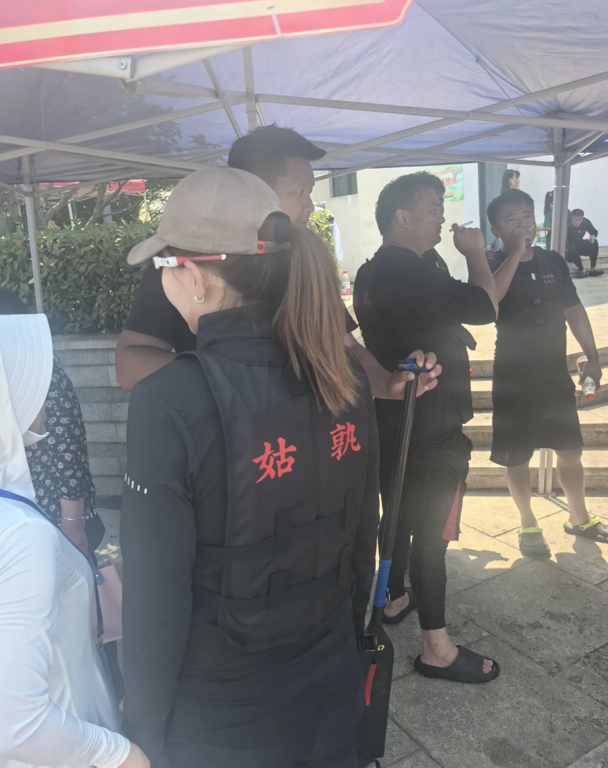 早上9点之前，在马鞍山市当涂姑溪河畔，看当涂县第十三届龙舟比赛决赛。中央电视台直