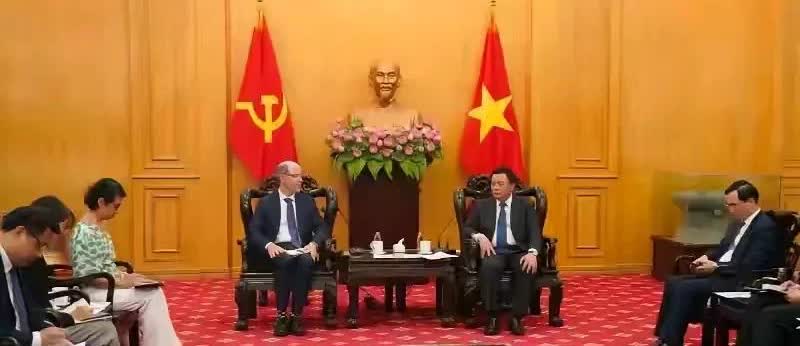 也许这就是越南的待客之道吧，越南某部门官员会晤到访的国外客人时，双方背后既放置了