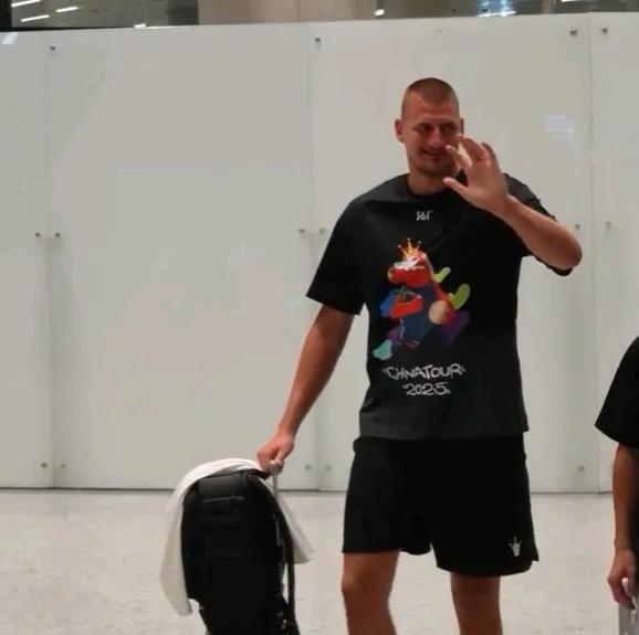 中国球迷的福音，约老师空降广州开启中国行。
约基奇将在今天至21号进行中国行，今