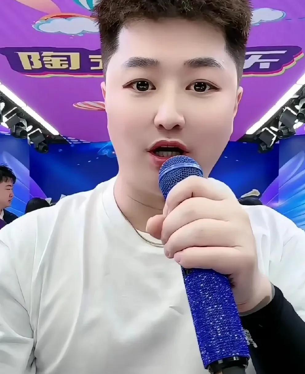陶大帅回应张二嫂，一天总是高高在上的样子，有两大钱烧的！
           