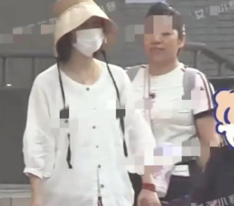 张杰谢娜，太真实了！

25年4月23日上午，有网友偶遇张杰谢娜带着三个孩子逛商