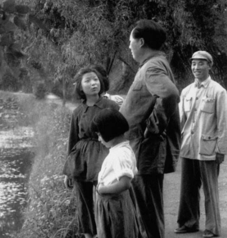 1948年5月，毛主席乘车去西柏坡，路过一个村庄时，发现路边茅草上躺着一个八九岁