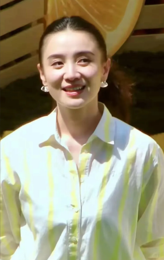 查了一下演员宋佳
不查不知道
一查我惊呆了

原来她的丈夫王伟是导演，魏大勋演的