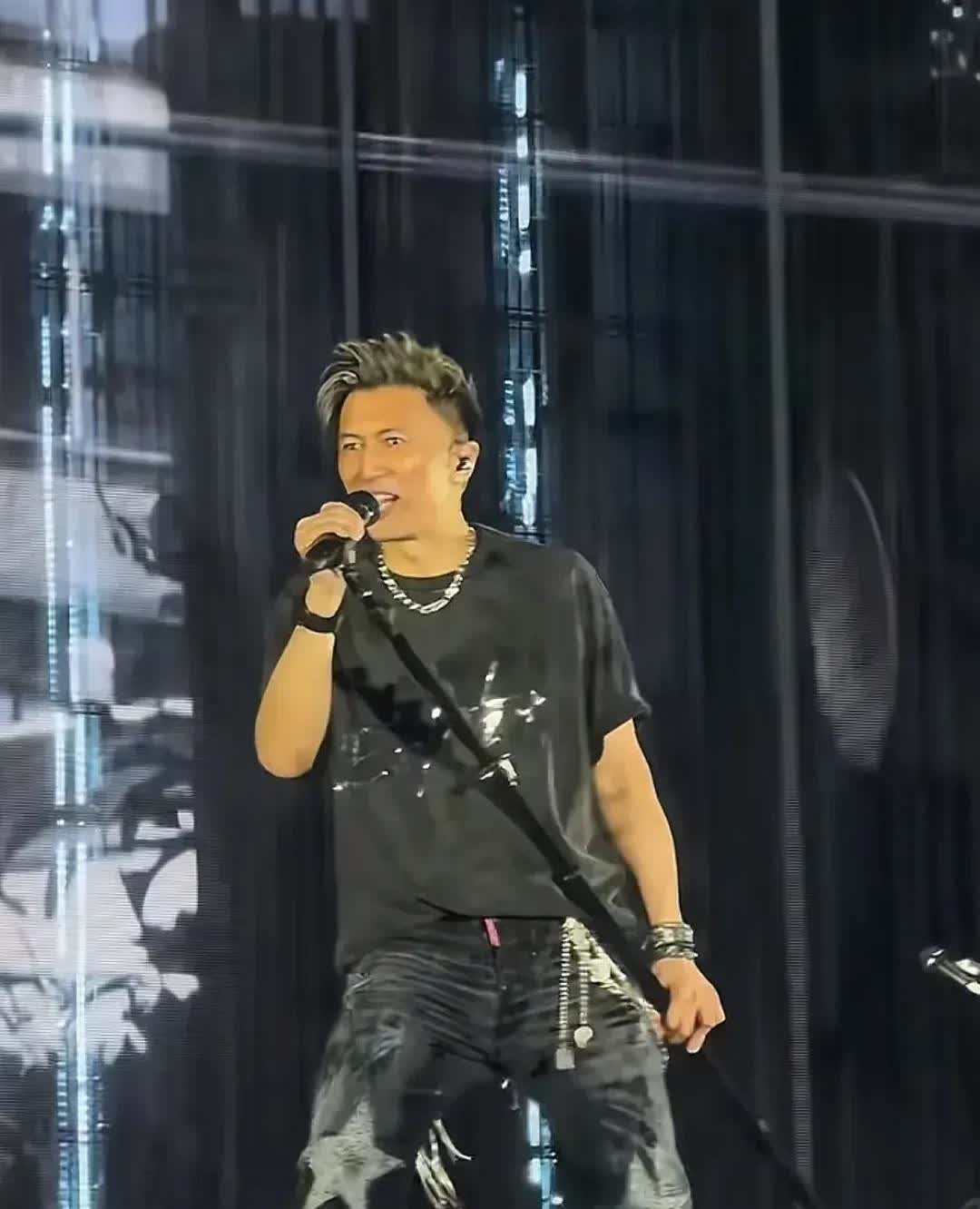 谢霆锋真是一股清流，开演唱会不化妆，没有帮唱嘉宾，一件衣服从头穿到尾，一个人唱完