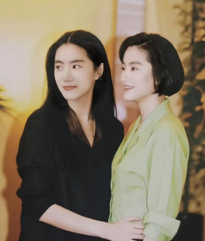林青霞和当年的替身合影，简直太像了，尤其是侧脸 ​​​
