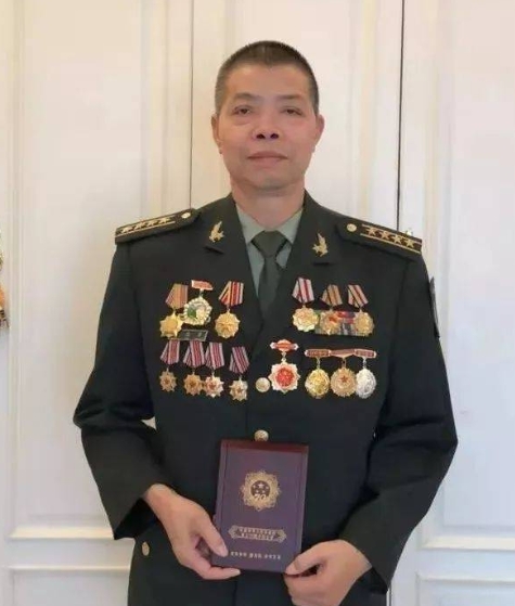 1985年，广西一战士过境侦察，不料被越军认出，越军朝他连开数枪，见他坠河，越军