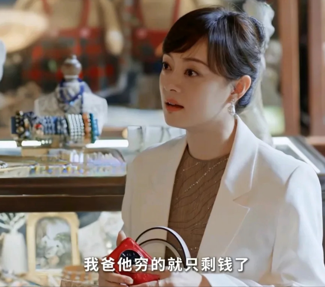 《蛮好的人生》这段剧情可太有意思了！胡曼黎这姑娘真是个人精，全靠一本"致富秘籍"