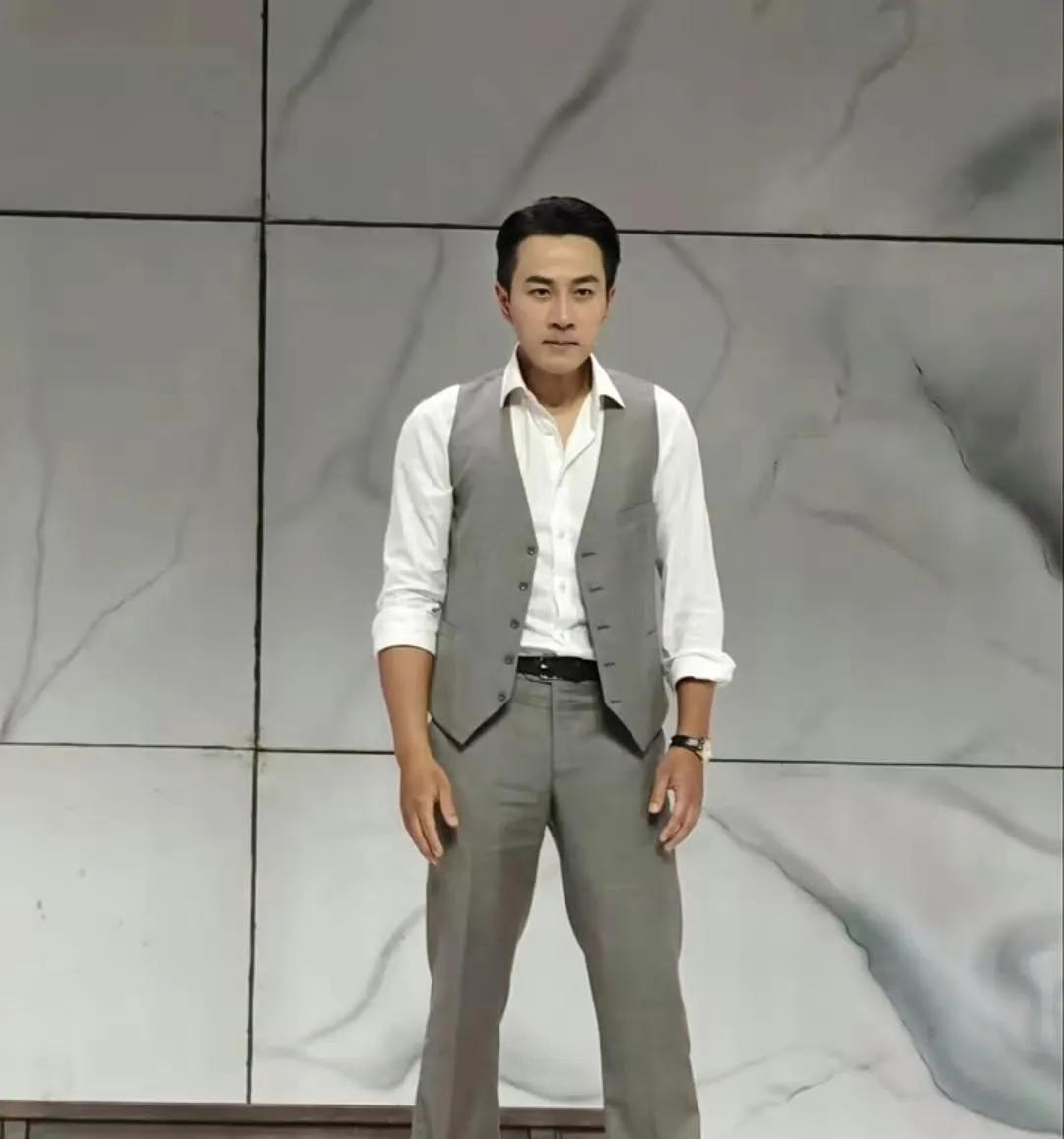 刘恺威演话剧照！
51岁的他颜值、时尚、演技、唱歌都很不错！
好期待他的作品！