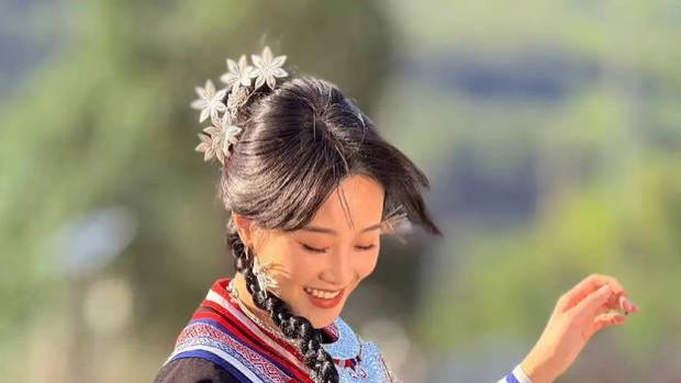 蓝盈莹畲族公主回乡引爆热搜！阳光下灵动少女，背后竟藏这些秘密