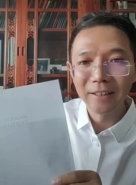 李老师这几天心情大好，因为很久之前的一个案子终于有了消息，在他手里拿的那张票子上