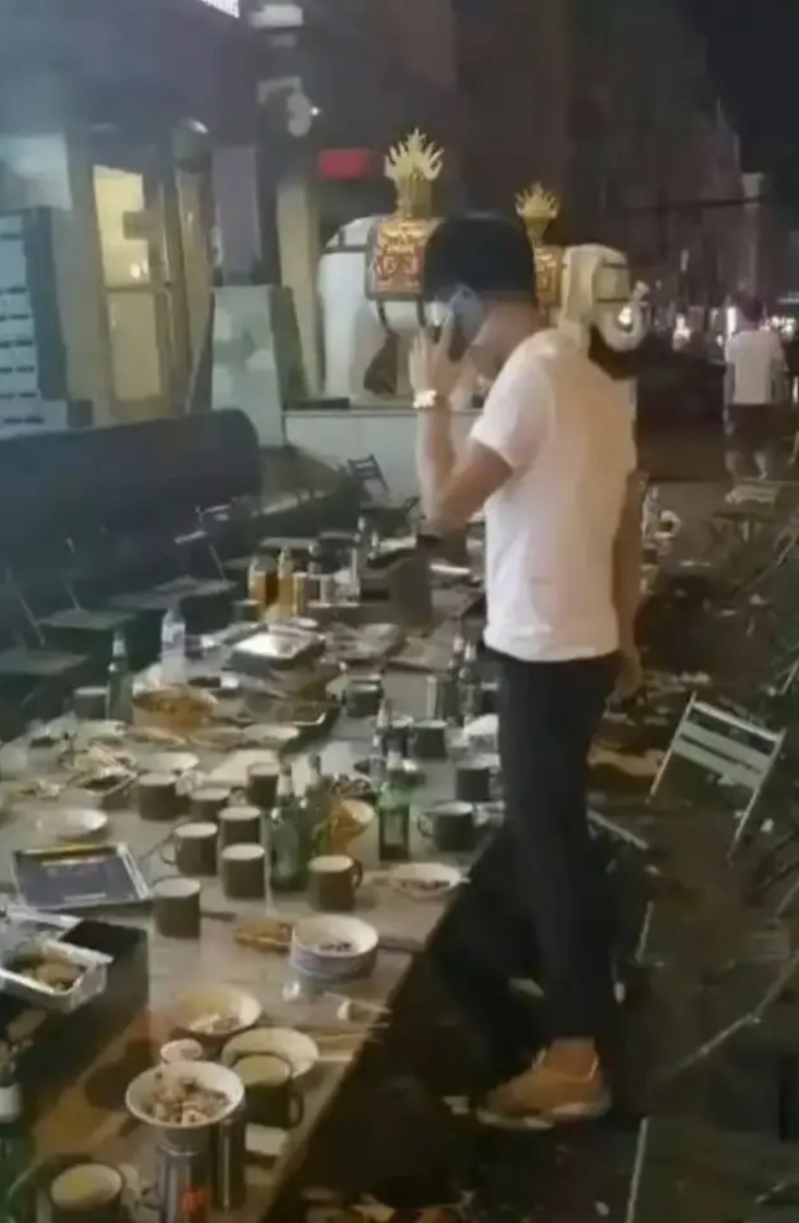 今天看到一条新闻，简直是绝了，该男子和十几个朋友约好晚上一起吃宵夜，中途该男子因