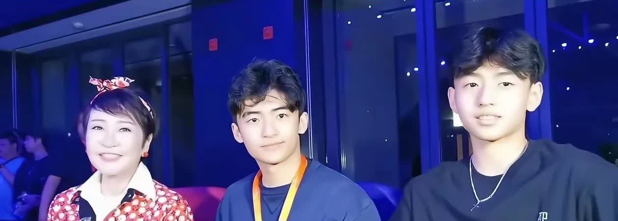 谢霆锋的大儿子行为举止还有状态太像金城武了，他好有修养，这个年纪一举一动都非常稳