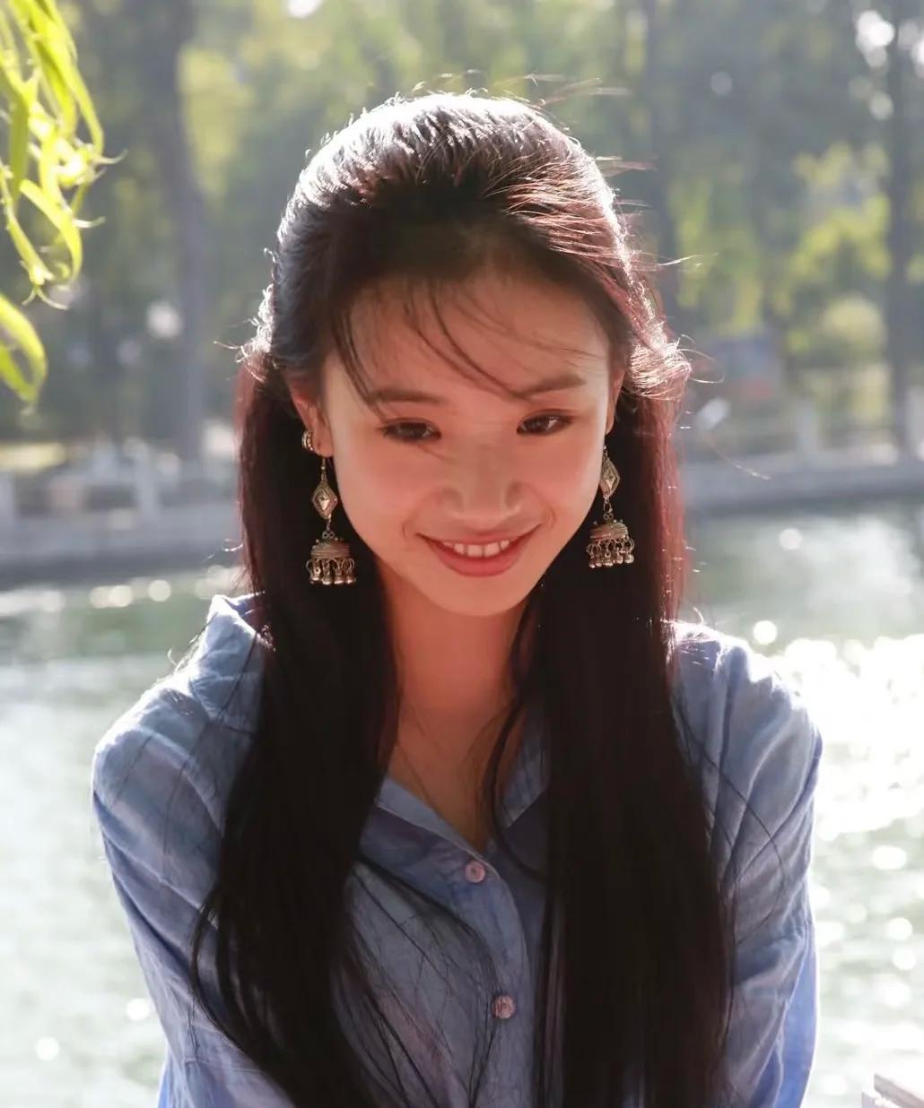 看到李梦刚出道时的照片，
瞬间明白这个女人，
之所以敢在片场嚣张后，居然还有人找