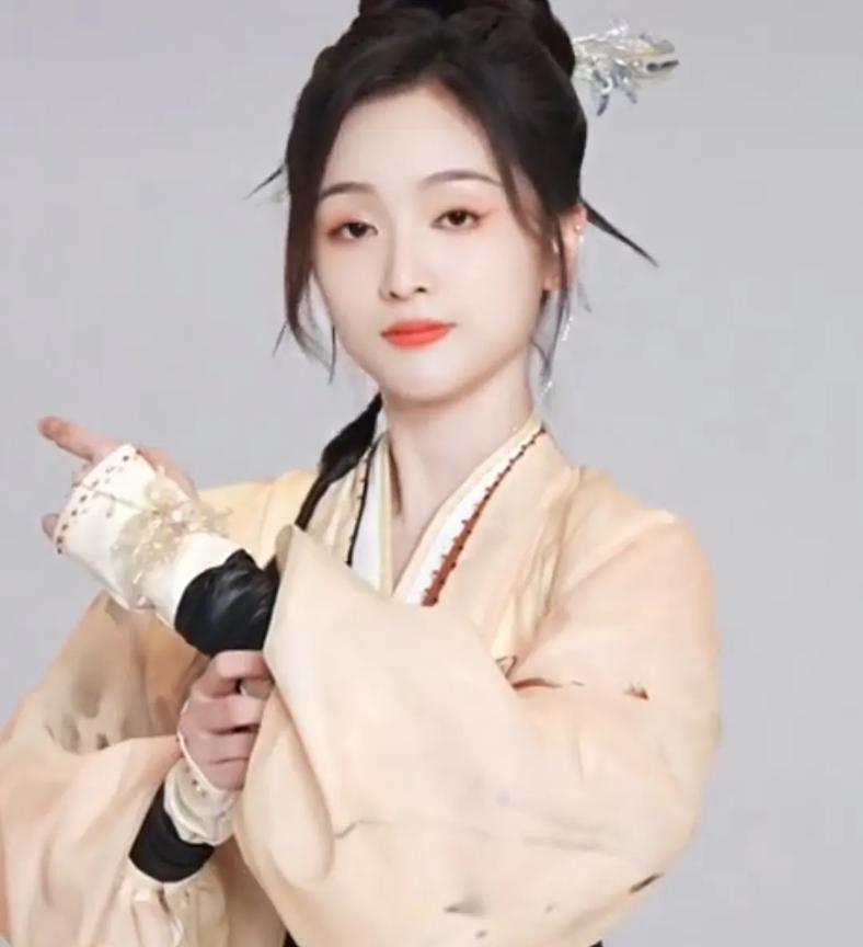 吴宣仪王权醉这个妆造也太好看了吧，好期待打戏，毕竟她演的小舞打戏就很不错，小小竹