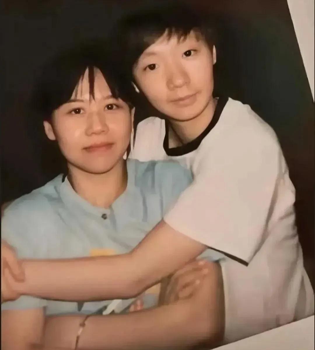 看看王曼昱在乒乓圈内最要好的六位小姐妹都有谁。
首先是曼昱在鲁能俱乐部的三个小姐