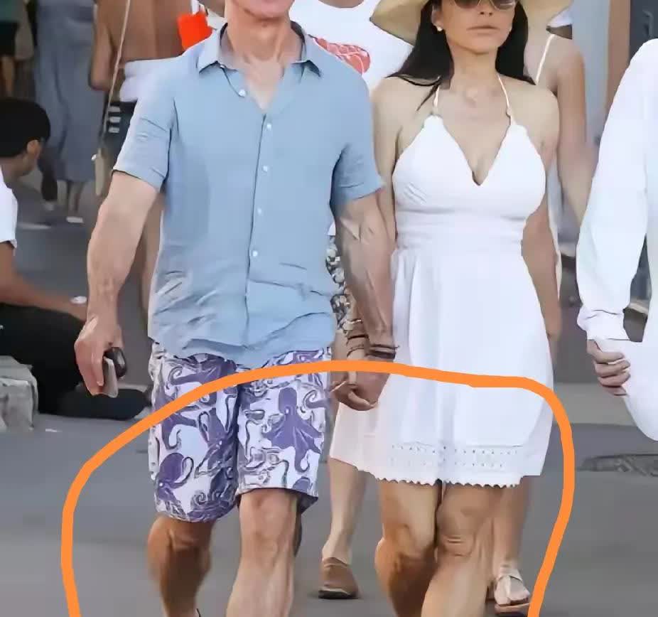 这两口子腿也太弯了吧？
说贝索斯和桑切斯般配，老有人不服气，非给麦肯齐打抱不平