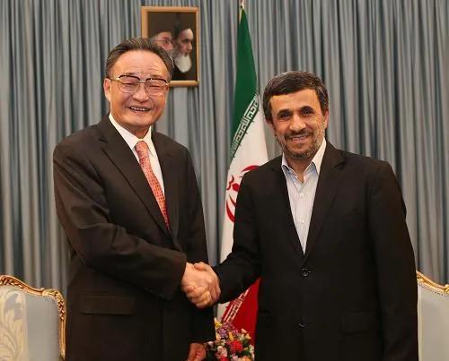 这是2011年9月11日，吴邦国在德黑兰总统府会见伊朗时任总统艾哈迈迪.内贾德。