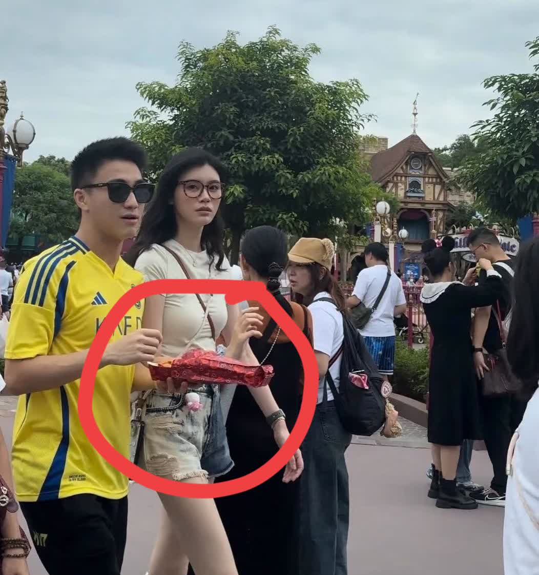 我表哥他们遇到过何猷君奚梦瑶，
他回来和我说，
他们两个根本没有电视上相爱。