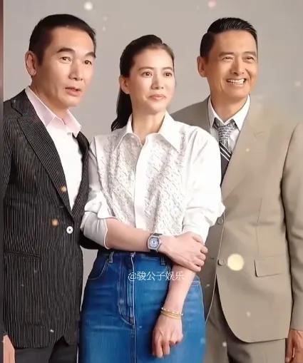 方中信、袁咏仪、周润发同台亮相，照片中不仅映照出时光在他们脸上的痕迹，更勾起了无