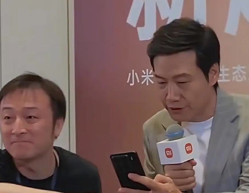 小米YU 7卖爆了！2分钟大定19.6万！当雷军念出这个数字时，大家有没有关注旁