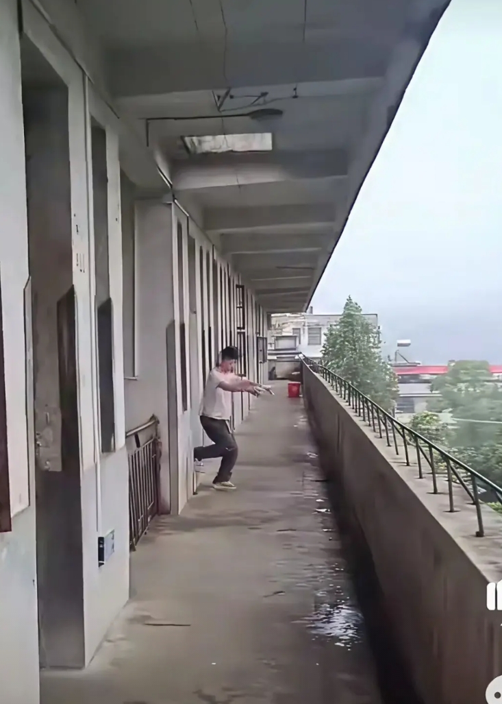 我的母校铁石口中学火啦，因为宿舍环境差的原因被人举报到教体局了。我那时候是201