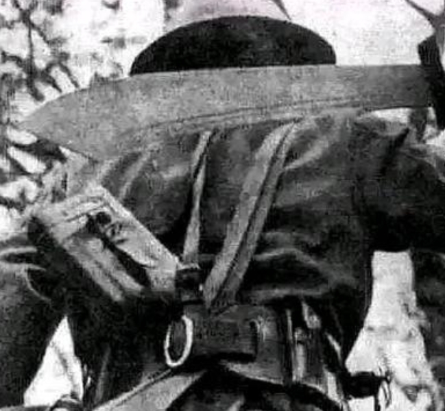 1937年淞沪战场上，有个士兵士兵们利用马刀、刺刀成功击退敌人几次进攻，团长更是