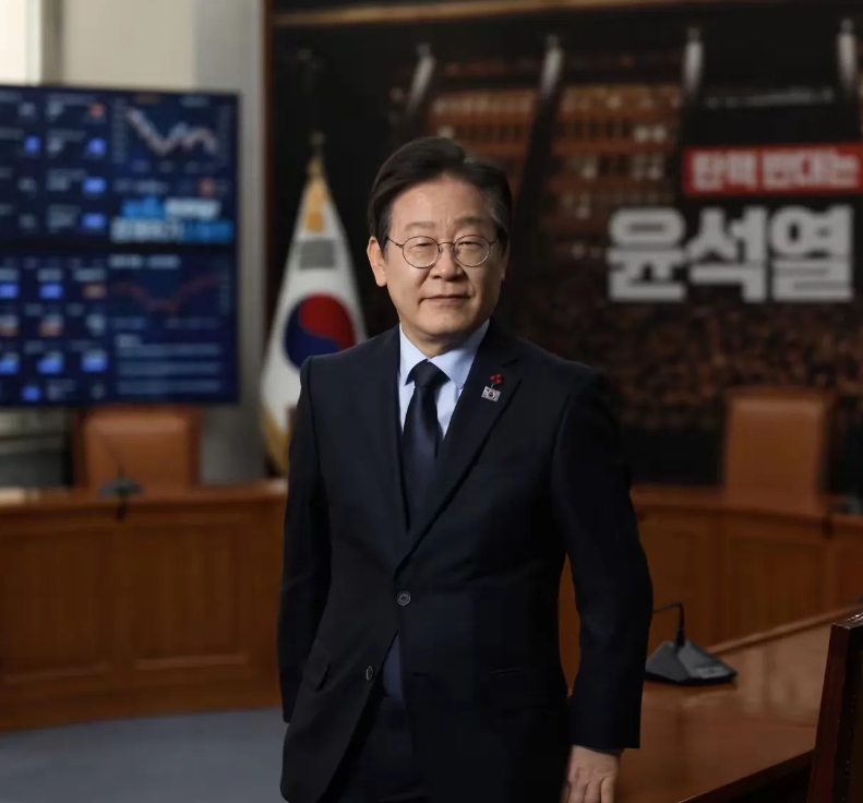 韩国总统侯选人李在明这时候透露出他藏在心中已久的心愿。这时候，他吊念曾经的总统卢
